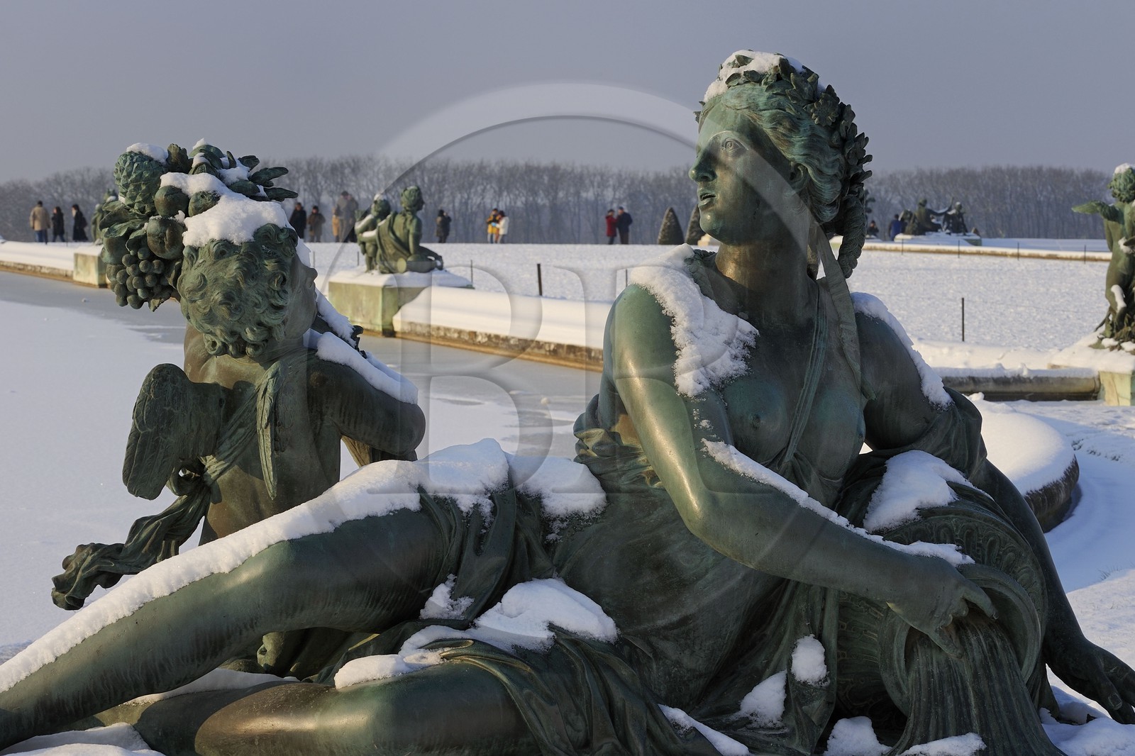 France, Yvelines (78), parc du château de Versailles sous la neige, classé Patrimoine Mondial de l'UNESCO, statue au Parterre d'eau