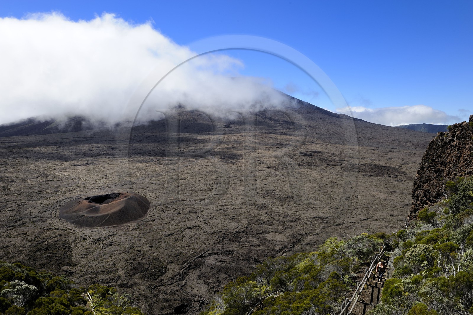 France, île de la Réunion, volcan du Piton de la Fournaise, classé Patrimoine Mondial de l'UNESCO, le cratère Formica Léo au premier plan et le cratère Dolomieu dans l'Enclos