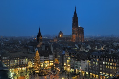 France, Bas Rhin (67), Strasbourg, le Grand Sapin de Noel de la place Kleber et la cathedrale