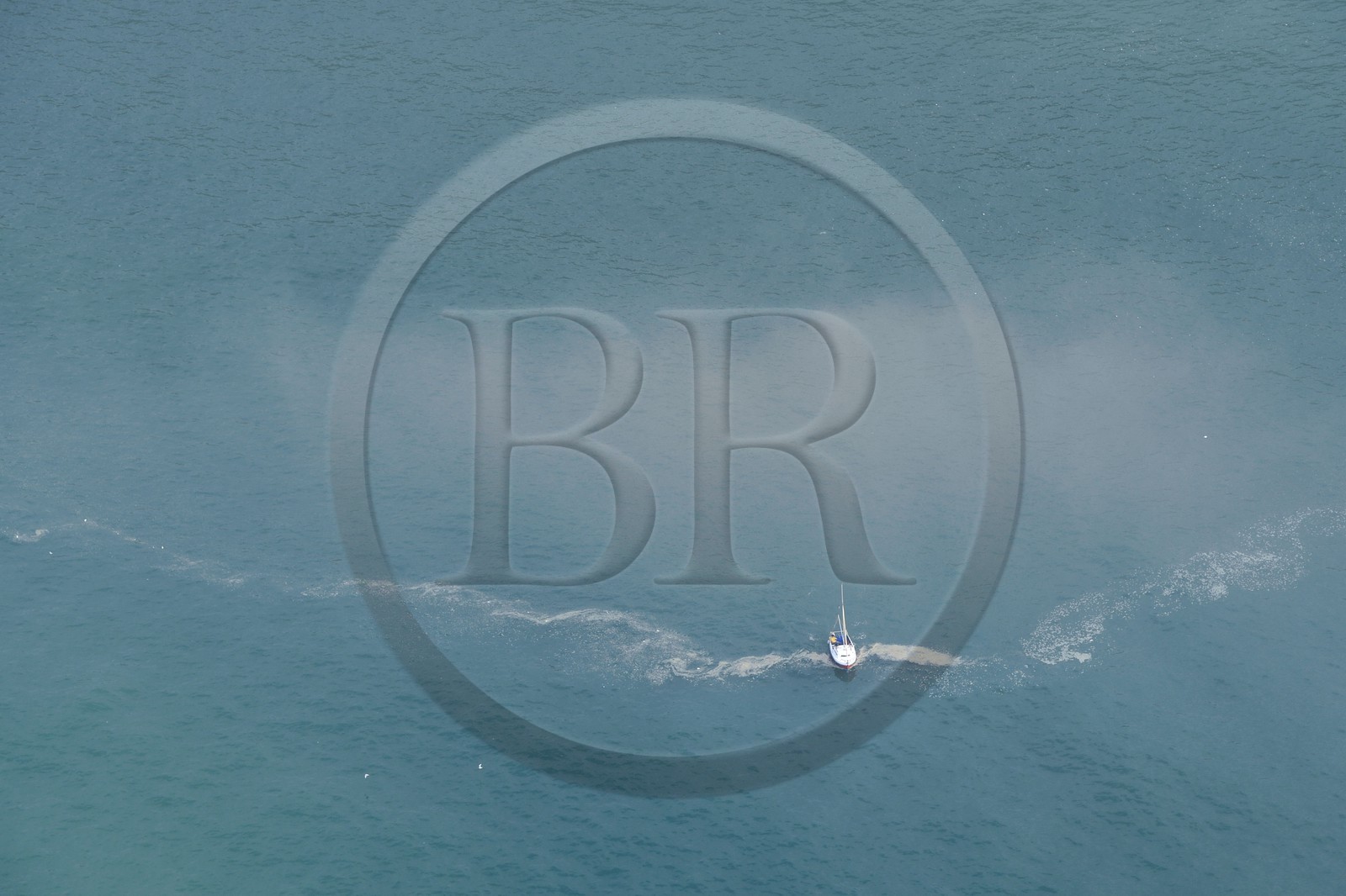 France, Seine-Maritime (76), voilier au large du Havre (vue aérienne)