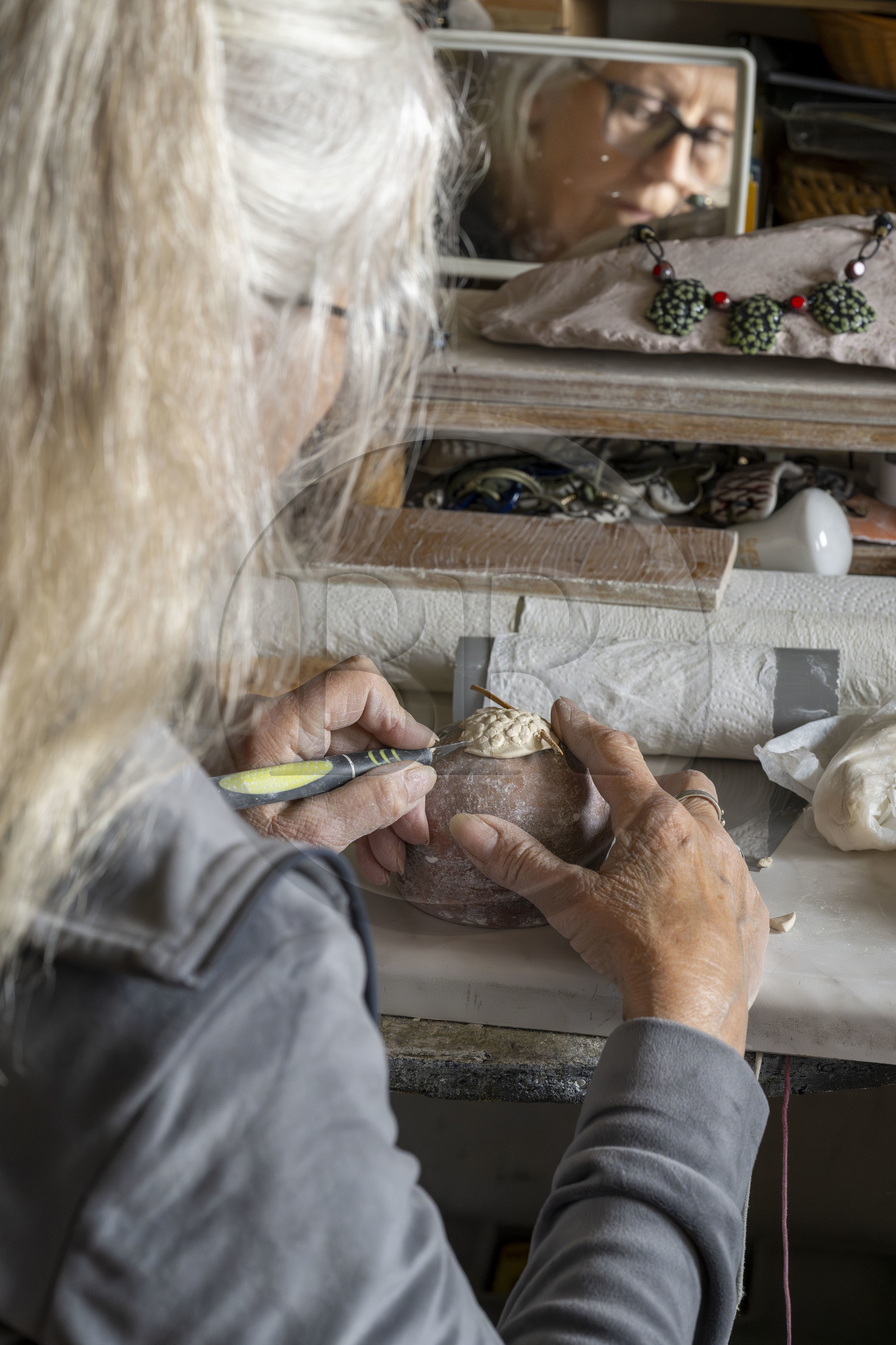 France, Vaucluse (84), Dentelles de Montmirail, le village médiéval de Séguret, labellisé Les Plus Beaux Villages de France, atelier de Kti Sias qui créé des bijoux en céramique