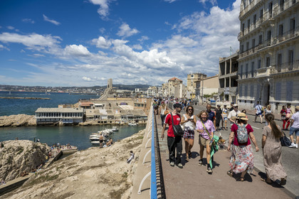 France, Bouches-du-Rhône (13), Marseille, quartier d'Endoume, piscine maritime du Vallon des Auffes et la Corniche du Président John Fitzgerald Kennedy piétonne un dimanche par mois
