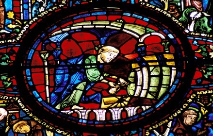 France, Eure-et-Loir (28), Chartres, cathédrale Notre-Dame de Chartres classée Patrimoine Mondial de l' UNESCO, vitrail du XIIIe siècle représentant un cellérier tirant le vin