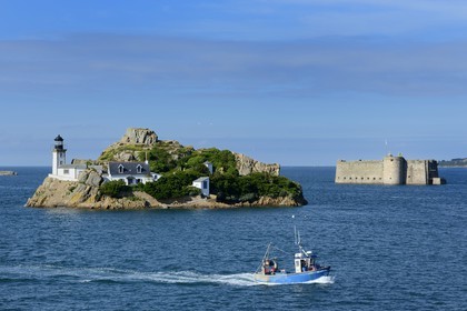 France, Finistère (29), baie de Morlaix, Carantec,  maison-phare de l'Ile Louet (aussi une maison d'hôtes en saison estivale) et le château du Taureau construit par Vauban au XVIIe siècle