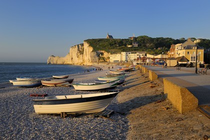 France, Seine-Maritime (76), Pays de Caux, Côte d'Albâtre, Etretat et sa plage, en arriere plan la falaise d'Amont et l'église Notre-Dame-de-la-Garde