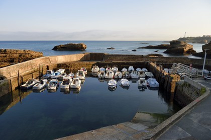 France, Pyrénées-Atlantiques (64), Pays-Basque, Biarritz, le Port des Pecheurs, le phare en arrière plan