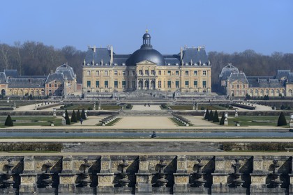 France, Seine-et-Marne (77), Maincy, le château de Vaux-le-Vicomte, façade sud du château et les jardins à la française dessinés par Le Nôtre