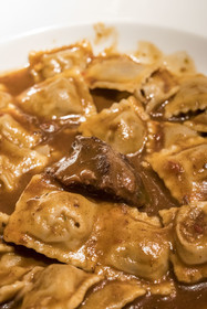 France, Alpes-Maritimes (06), Nice, vieille ville, Restaurant Acchiardo dans la Rue Droite, raviolis niçois à la daube