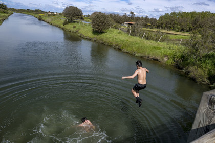 France, Vendée (85), Les-Sables-d'Olonne, marais de l'Auzance, adolescents sautant du pont de la Bauduère dans le canal du même nom