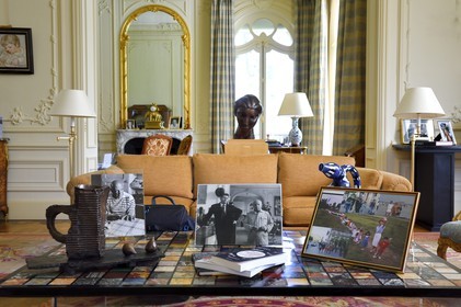 France, Alpes-Maritimes (06), Cannes, salon de la villa La Californie où vécu Pablo Picasso, aujourd'hui renommé le Pavillon de Flore par Marina Picasso, dans le cadre photo au centre Paolo Picasso et son père