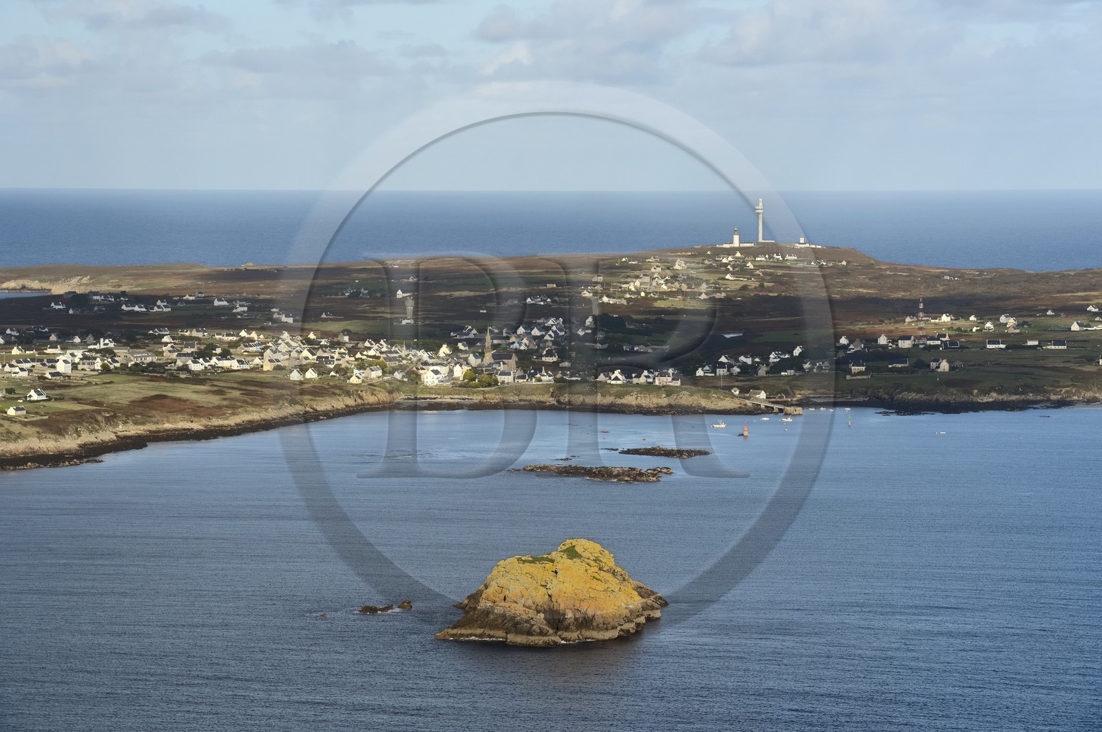 France, Finistère (29), parc naturel régional d'Armorique, mer d'Iroise, Ile d'Ouessant, réserve de Biosphère (UNESCO), le village de Lampaul (vue aérienne)
