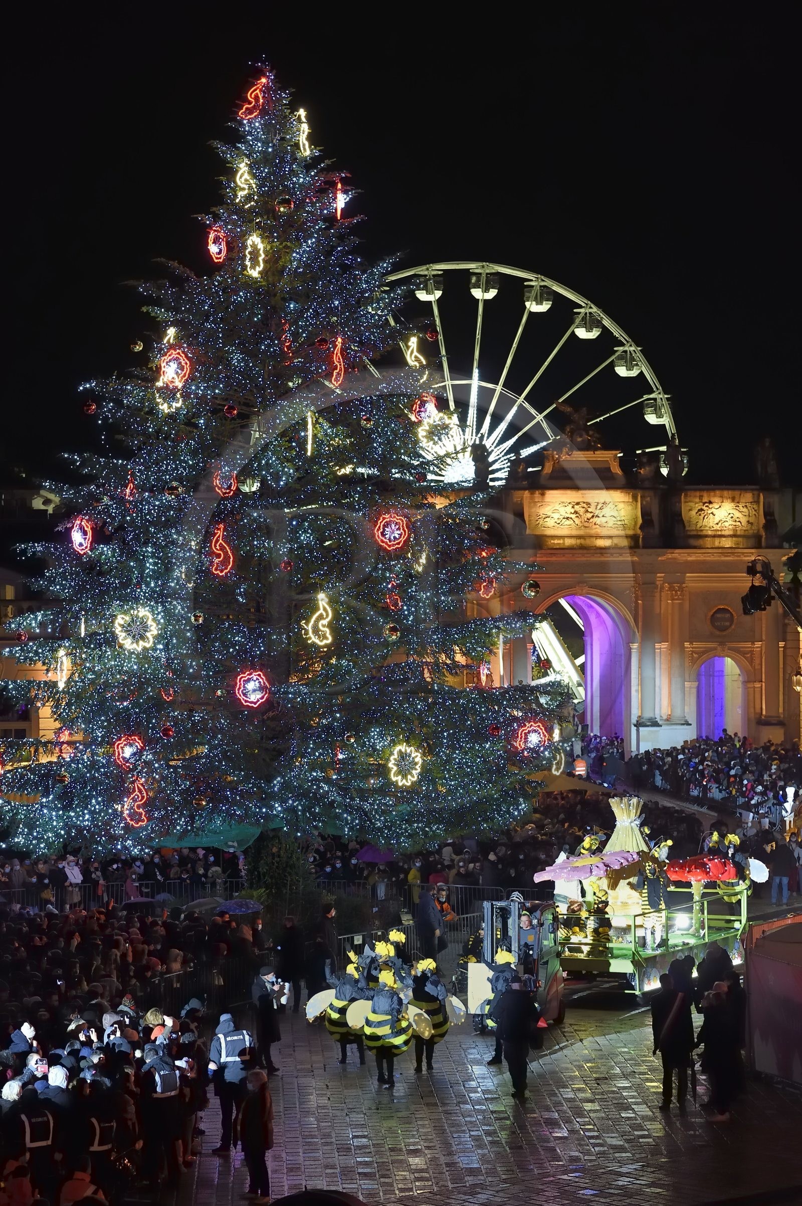 France, Meurthe-et-Moselle (54), Nancy, place Stanislas, le défilé de la Saint-Nicolas, Char de l'Institut Médico-Educatif et du Centre d’Education Motrice de Flavigny avec Drôles d'Abeilles