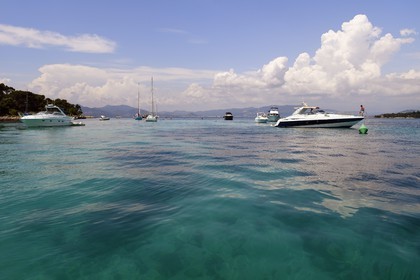 France, Alpes-Maritimes (06), Cannes, le bras de mer entre les deux Iles de Lérins, les Iles de Saint-Honorat et Sainte-Marguerite