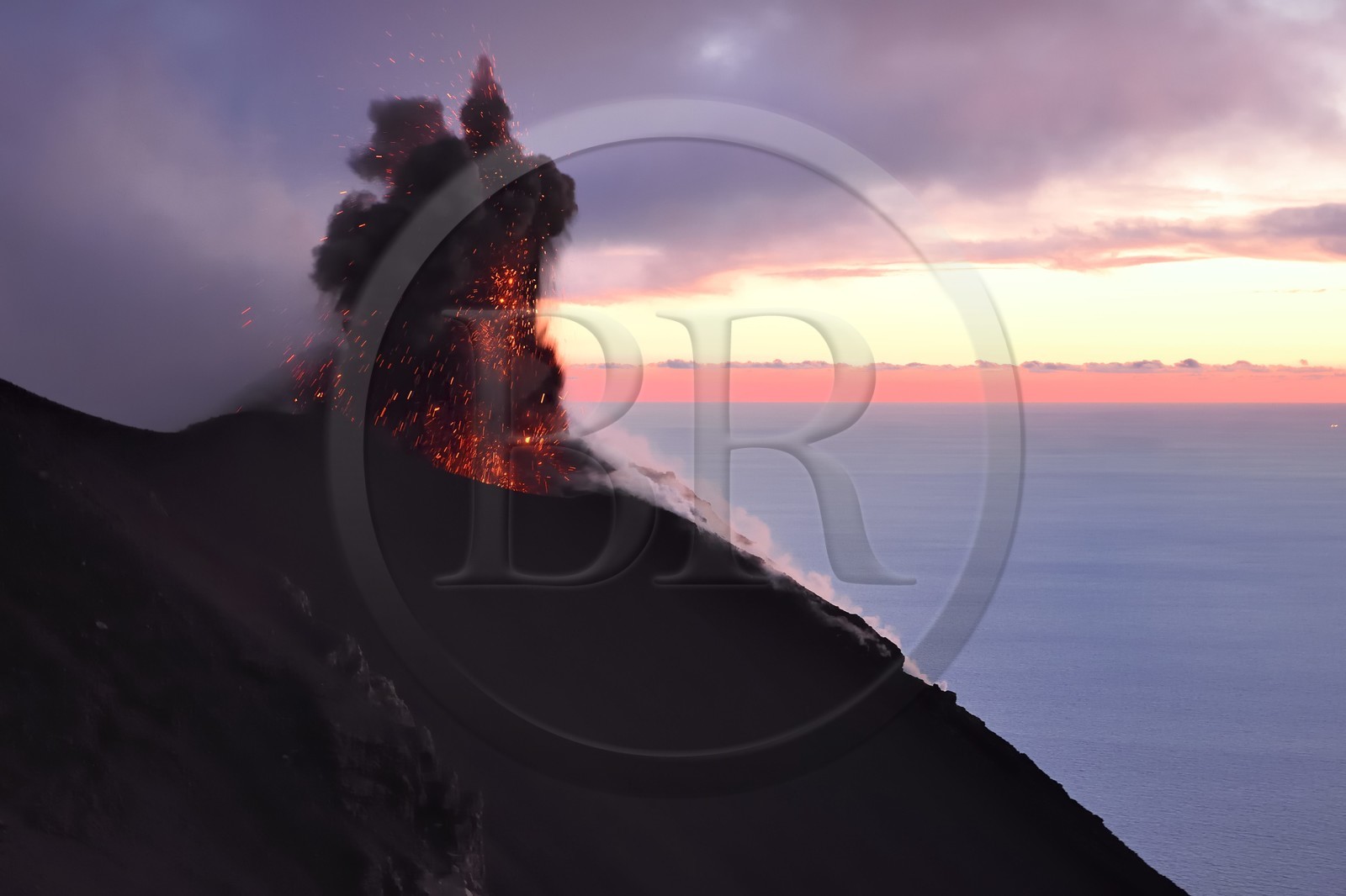 Italie, Sicile, iles Eoliennes, classées Patrimoine Mondial de l'UNESCO, ile de Stromboli, éruption et projection de bombes de lave sur les pentes du volcan actif au coucher de soleil