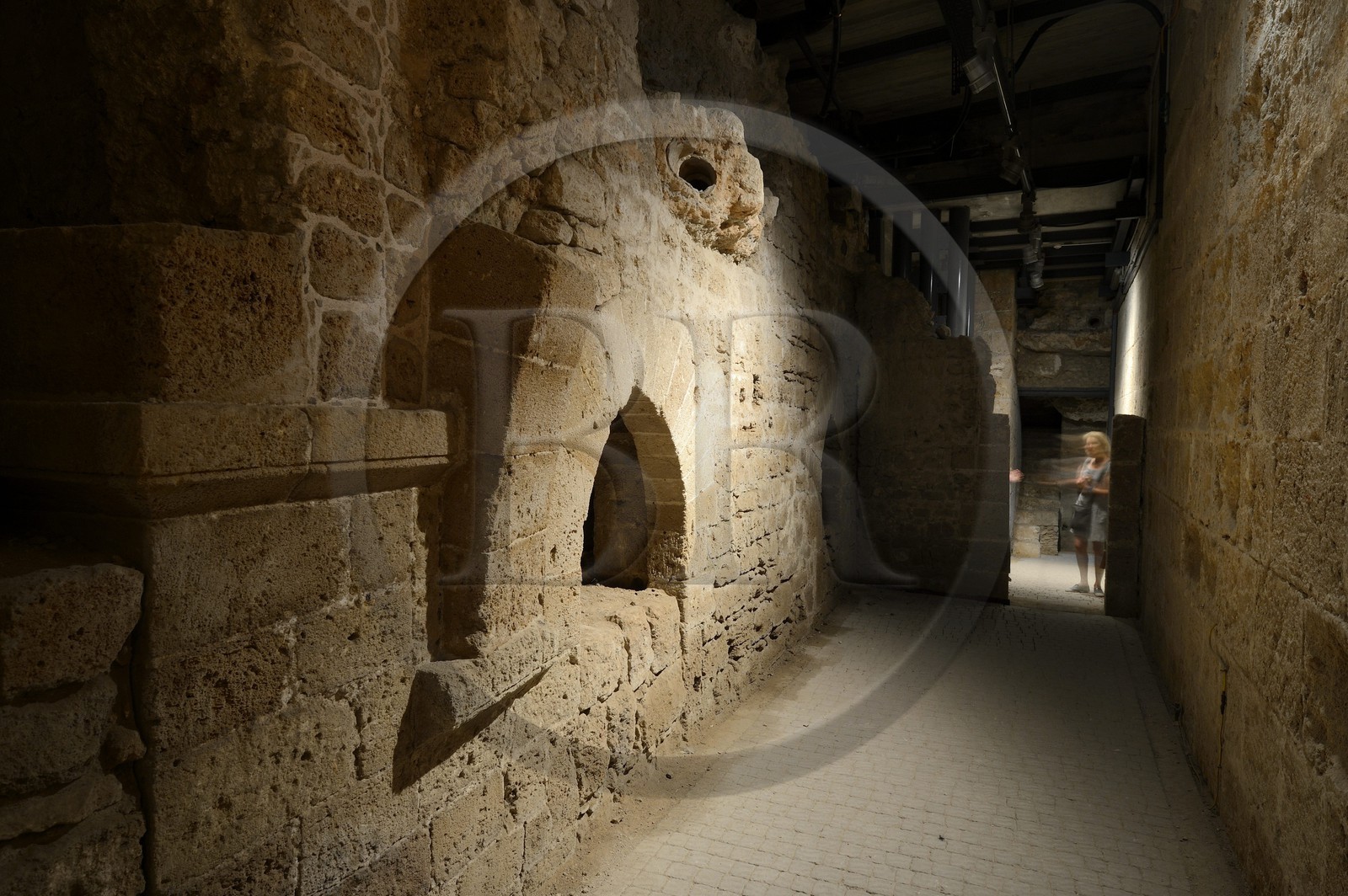 Israel, district Nord, Galilée, Acre (Akko), vieille ville, classée Patrimoine Mondial de l'UNESCO, la ville souterraine des croisés en bordure de la citadelle des Hospitaliers, la rue méridionale et mur d'un magasin