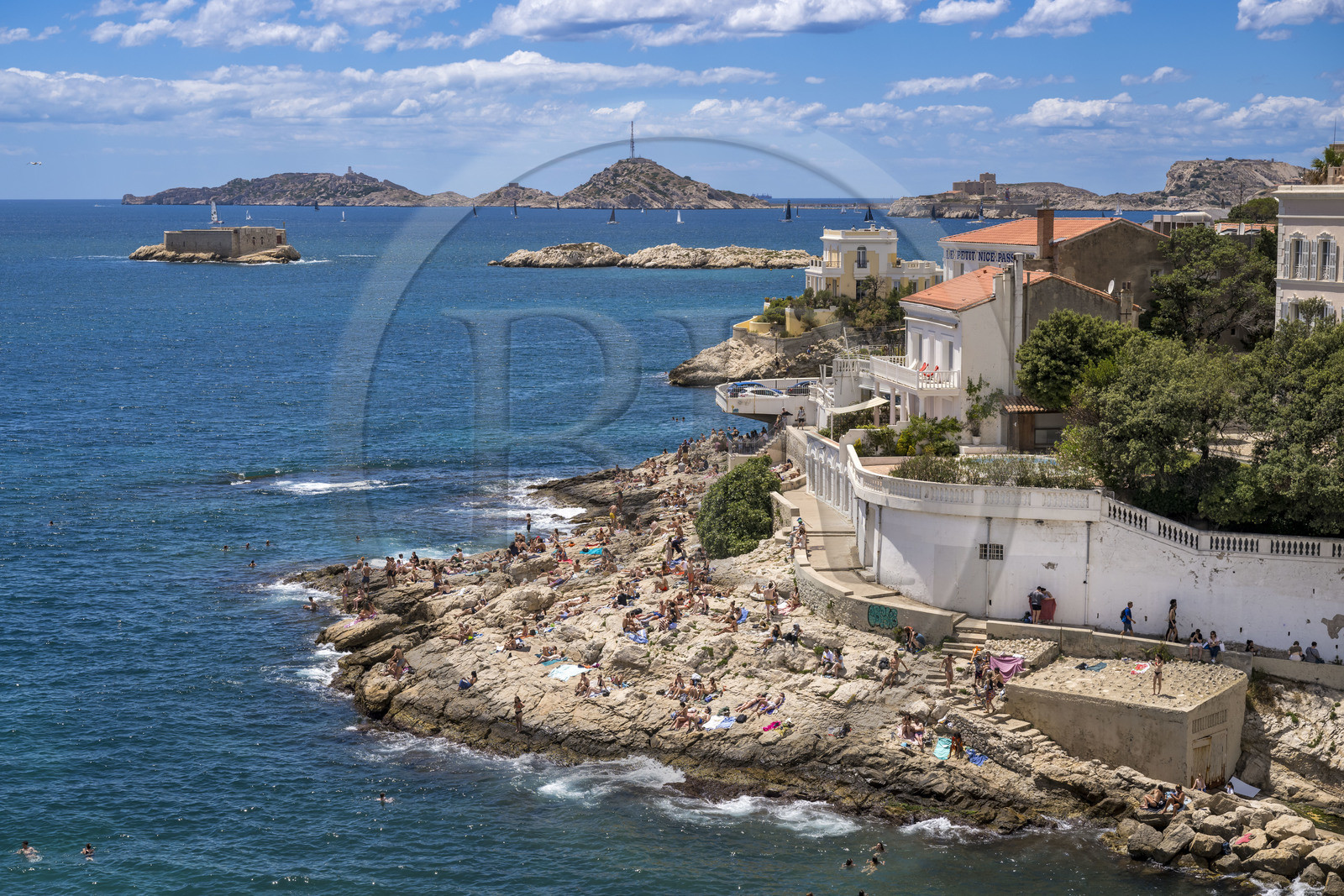 France, Bouches-du-Rhône (13), Marseille, quartier d'Endoume, la plage de roches blanches du Petit Nice allant de l'anse de la Fausse-monnaie à l'anse de Maldormé, le petit fort de l'Ile Degaby et l'Archipel des îles du Frioul avec le Chateau d'If (à droite) en arrière plan