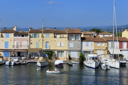 France, Var (83),  golfe de Saint-Tropez, la cité lacustre de Port-Grimaud, maisons avec leur ponton privé et le vieux village de Grimaud en arrière plan