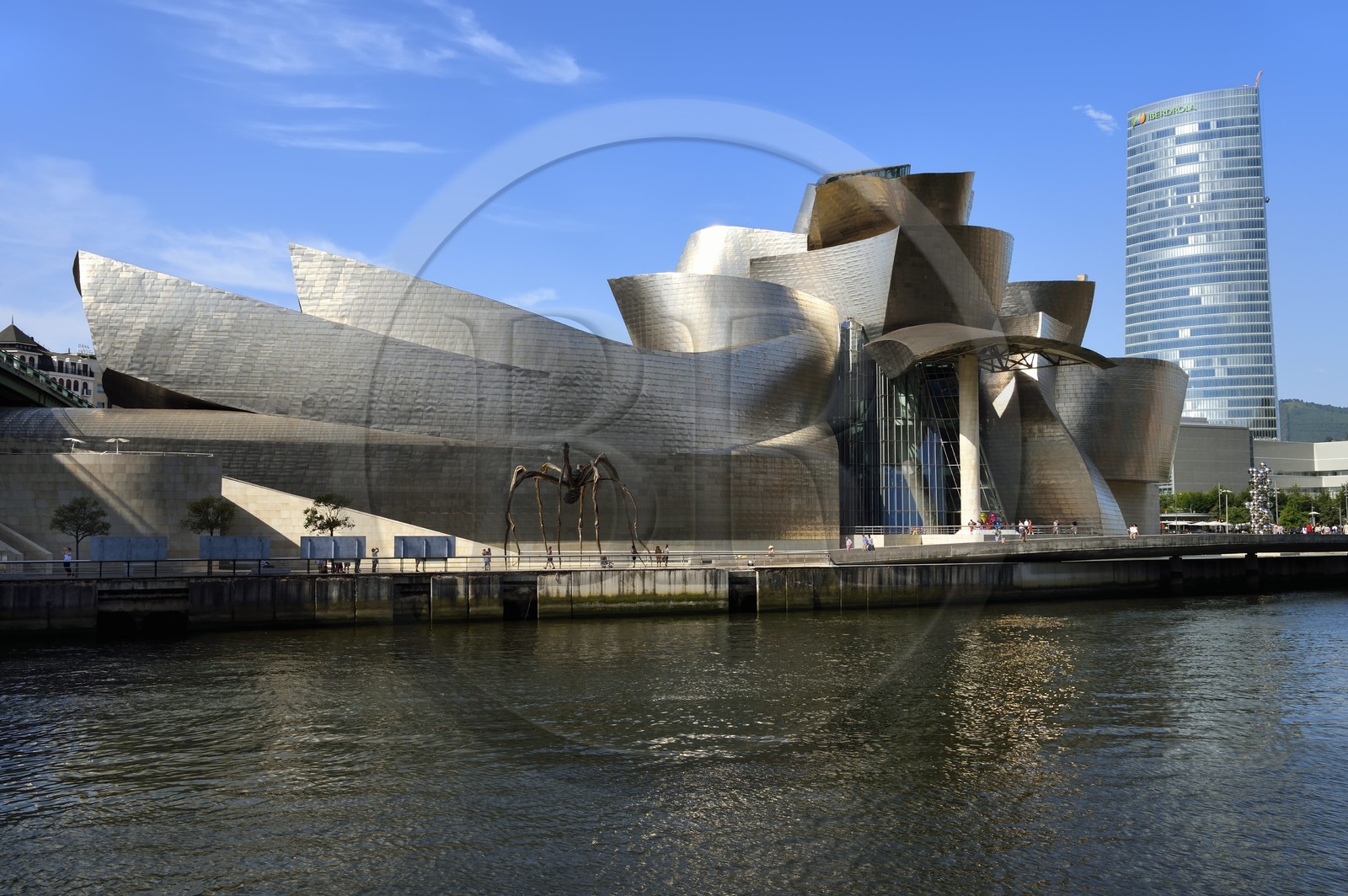 Espagne, Pays basque espagnol, Biscaye, Bilbao, le musée Guggenheim de l'architecte Frank Gehry et la Tour Iberdrola