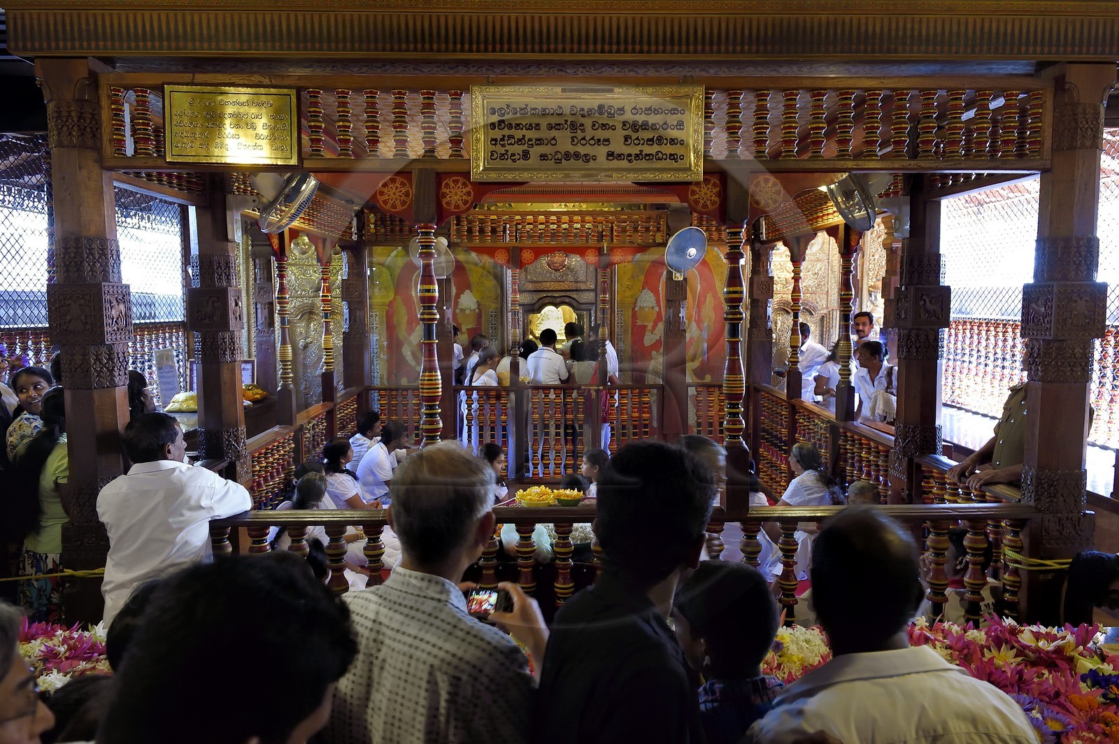 Sri Lanka, province du centre, Kandy, ville sacrée classée patrimoine mondial de l'UNESCO, Temple de la Dent de Bouddha (Sri Dalada Maligawa), salle du sanctuaire, la dent est conservée dans un reliquaire en or en forme de dagoba