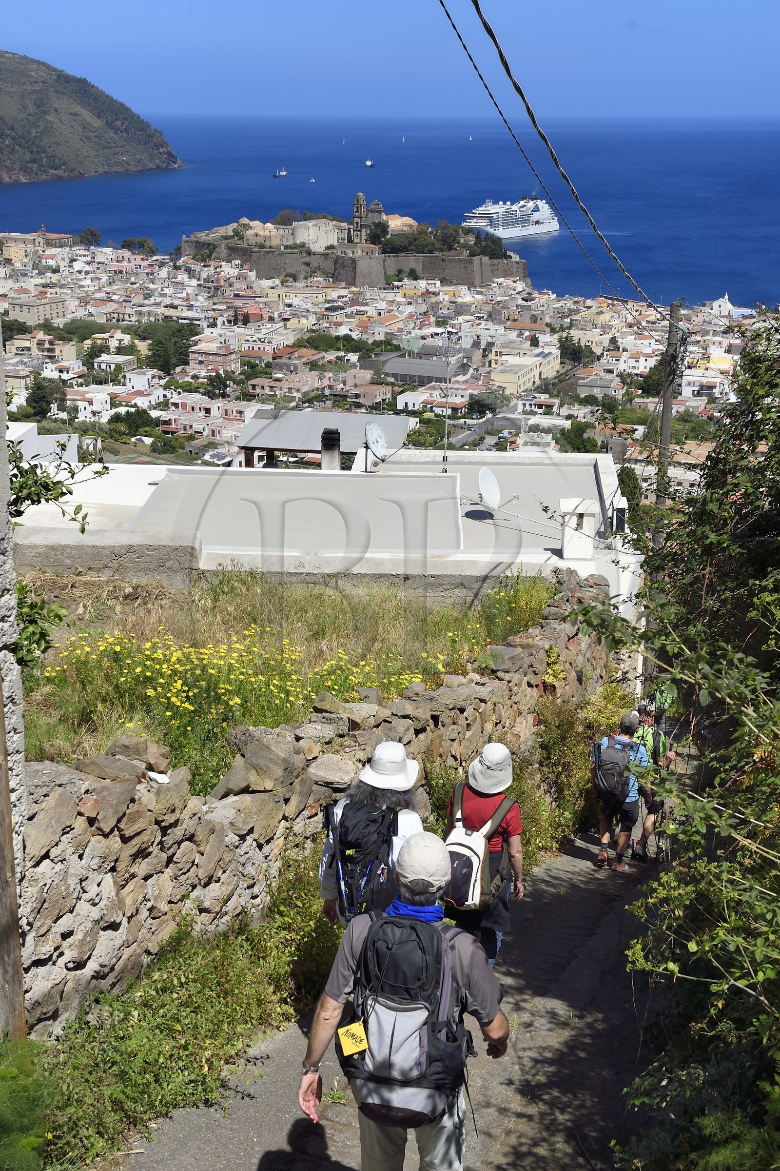 Italie, Sicile, iles Eoliennes, classées Patrimoine Mondial de l'UNESCO, Ile de Lipari, randonneurs redescendant vers la ville de Lipari Italie, Sicile, iles Eoliennes, classées Patrimoine Mondial de l'UNESCO, Ile de Lipari, randonneurs redescendant vers la ville de Lipari