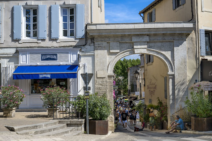 France, Bouches-du-Rhône (13), Parc Naturel Régional des Alpilles, Saint-Rémy-de-Provence, rue de la Commune derrière la Porte Saint-Paul qui marque l'entrée de la vieille ville