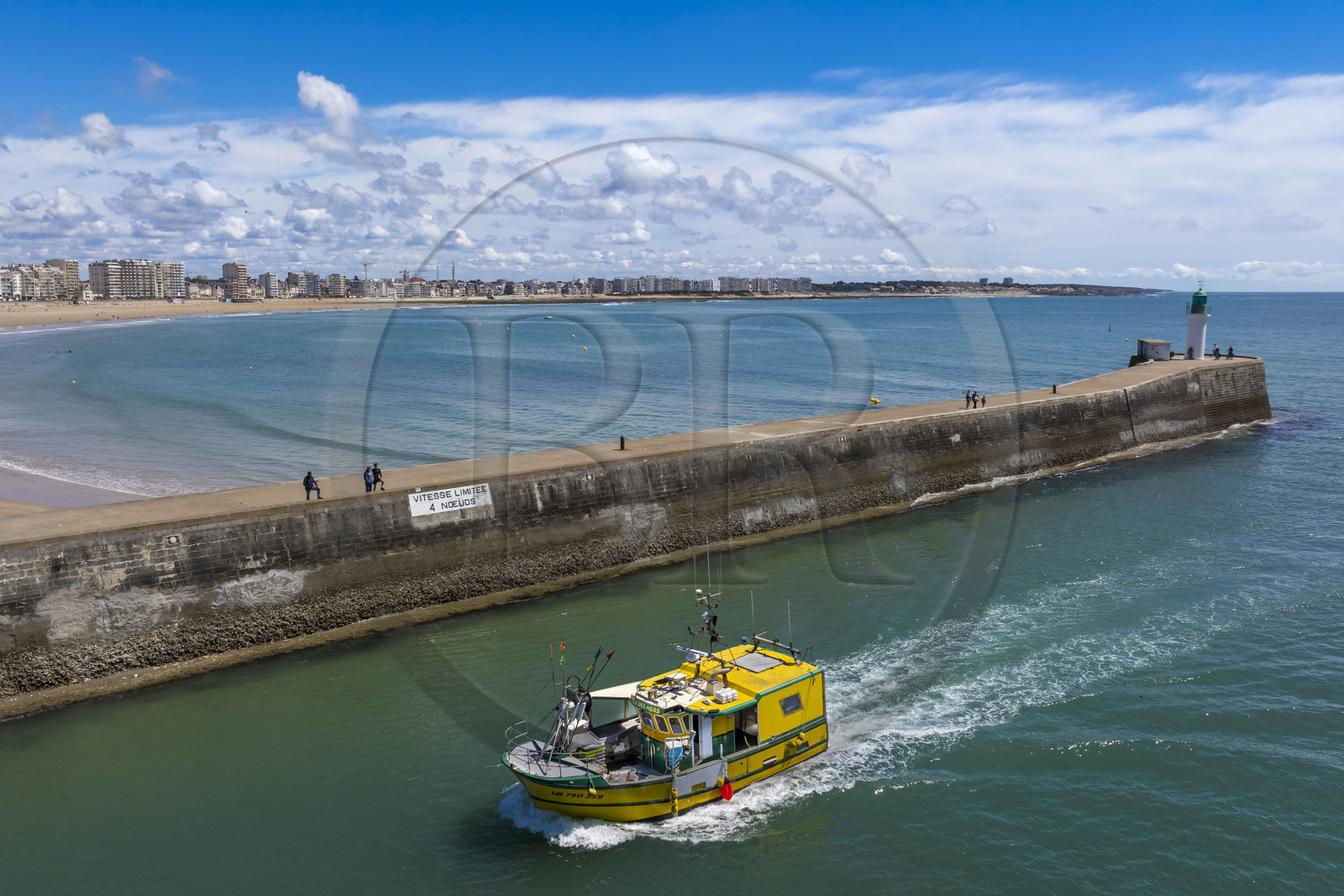France, Vendée (85), Les-Sables-d'Olonne, la balise d'entrée du chenal au bout de la jetée des skippers classés de la course du Vendée Globe et bateau de pêche entrant dans le chenal d'accès aux ports (vue aérienne)