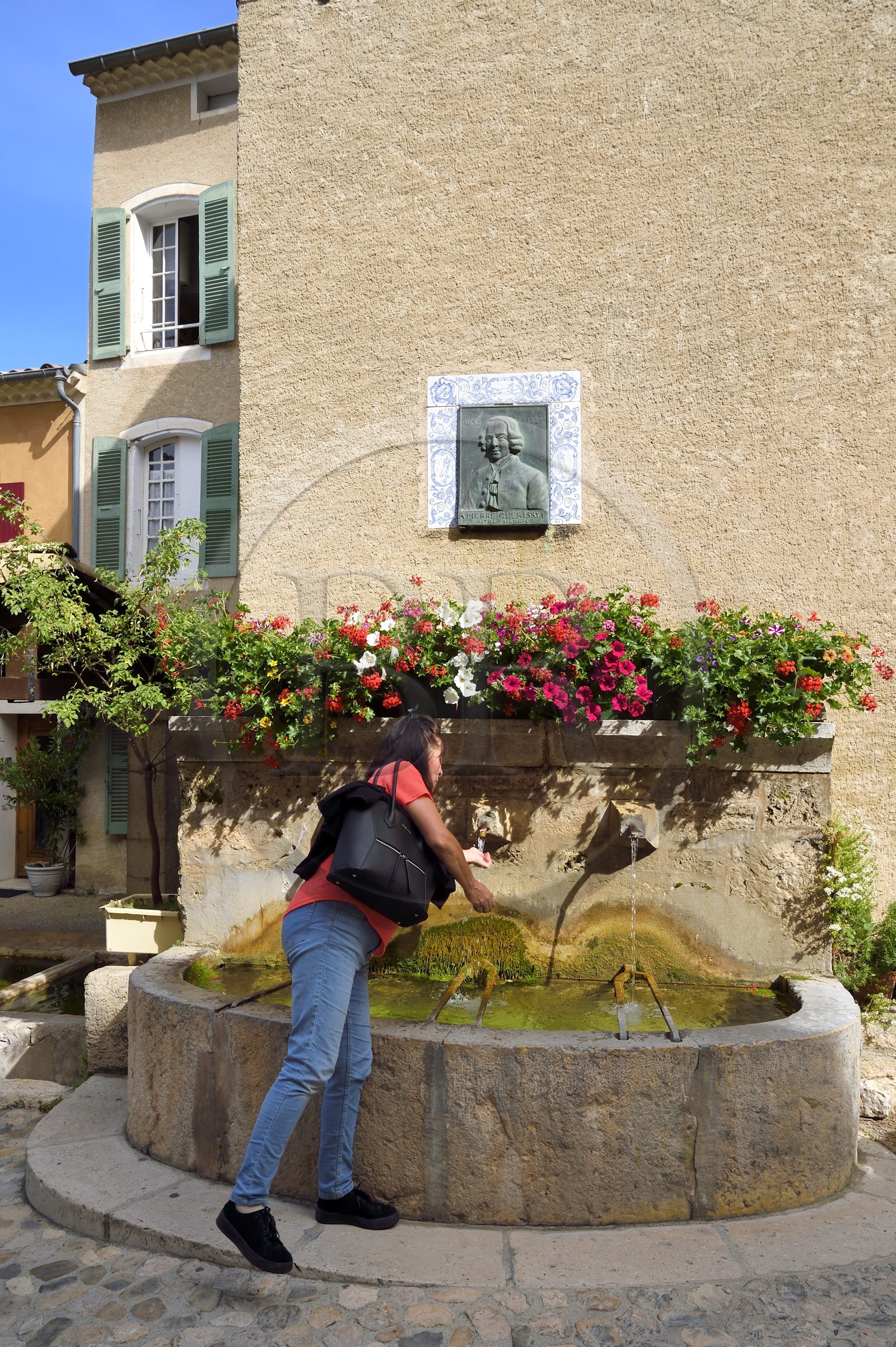 France, Alpes-de-Haute-Provence (04), Parc Naturel Régional du Verdon, Moustiers-Sainte-Marie, labellisé Les Plus Beaux Villages de France, la fontaine Clérissy