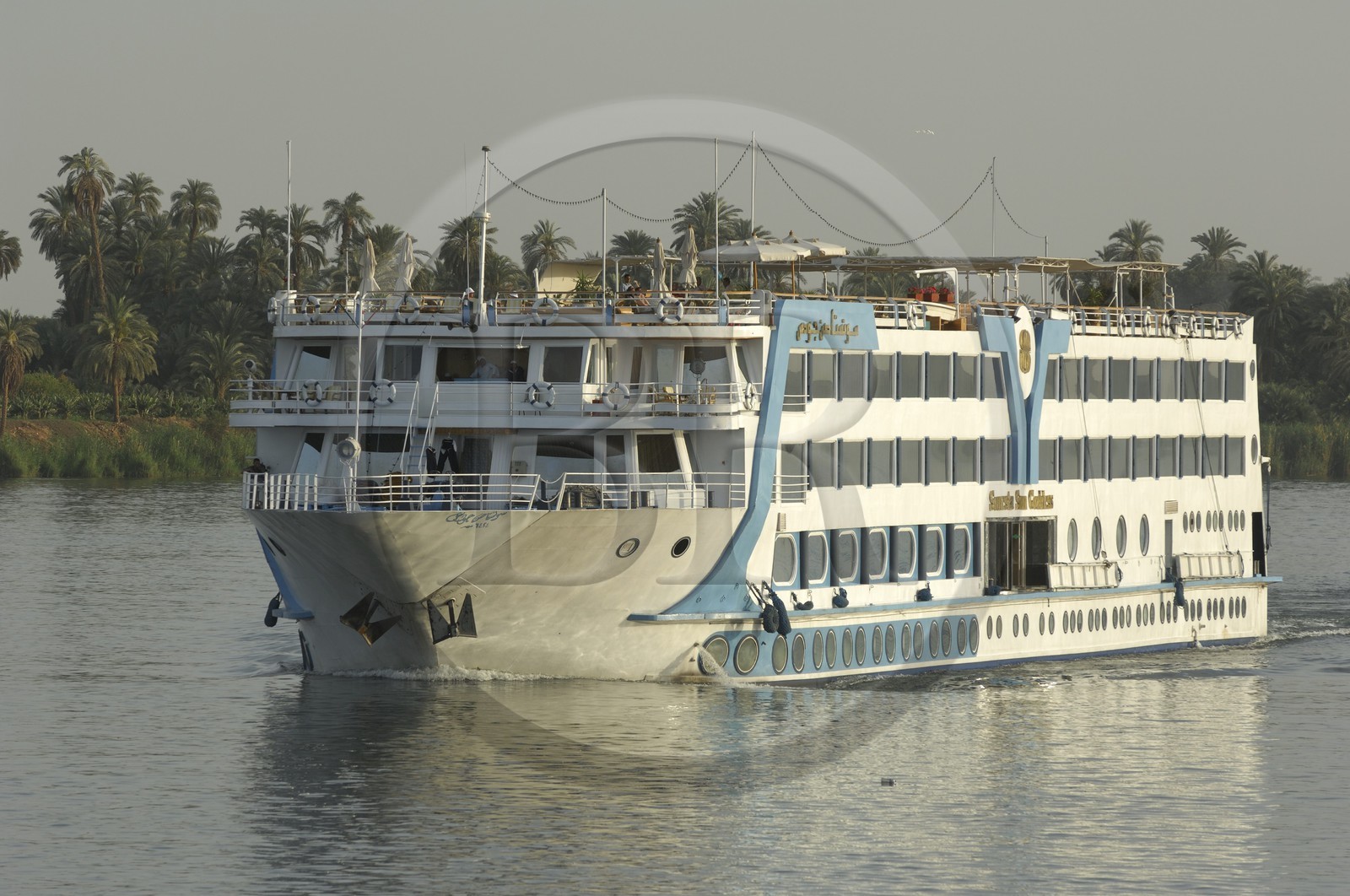 Egypte, Haute Egypte, vallée du Nil, bateau de croisière sur le Nil entre Edfou et Kom Ombo