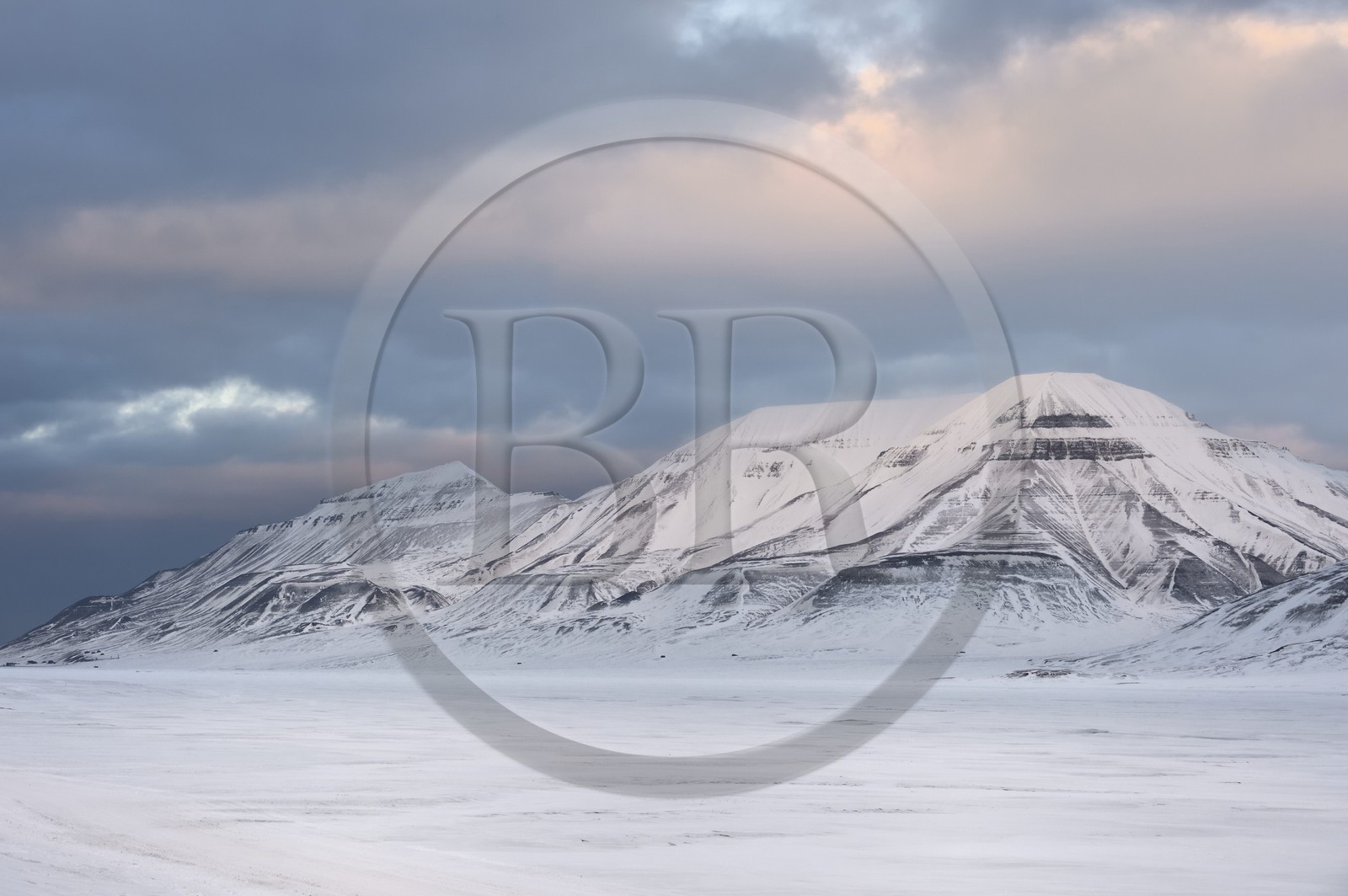 Norvège, Svalbard, Spitzberg, vallée de Adventdalen vers Longyearbyen