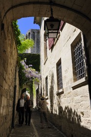 France, Gard, Uzes, passage between the Port Royal street and the medieval garden