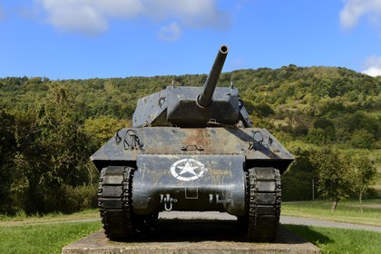 France, Moselle (57), Veckring, Ligne Maginot, tank américain devant la colline de la forteresse du Hackenberg
