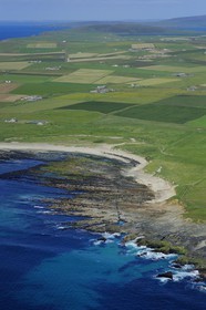 Royaume-Uni, Ecosse, Iles Orcades, Ile de Mainland, champs et fermes éparses en bordure de mer à Birsay (vue aérienne)