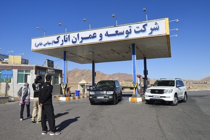 Iran, Province d'Ispahan, désert du Dasht-e Kavir, ville de Anarak, Toyota Land Cruiser 4x4 à la station service