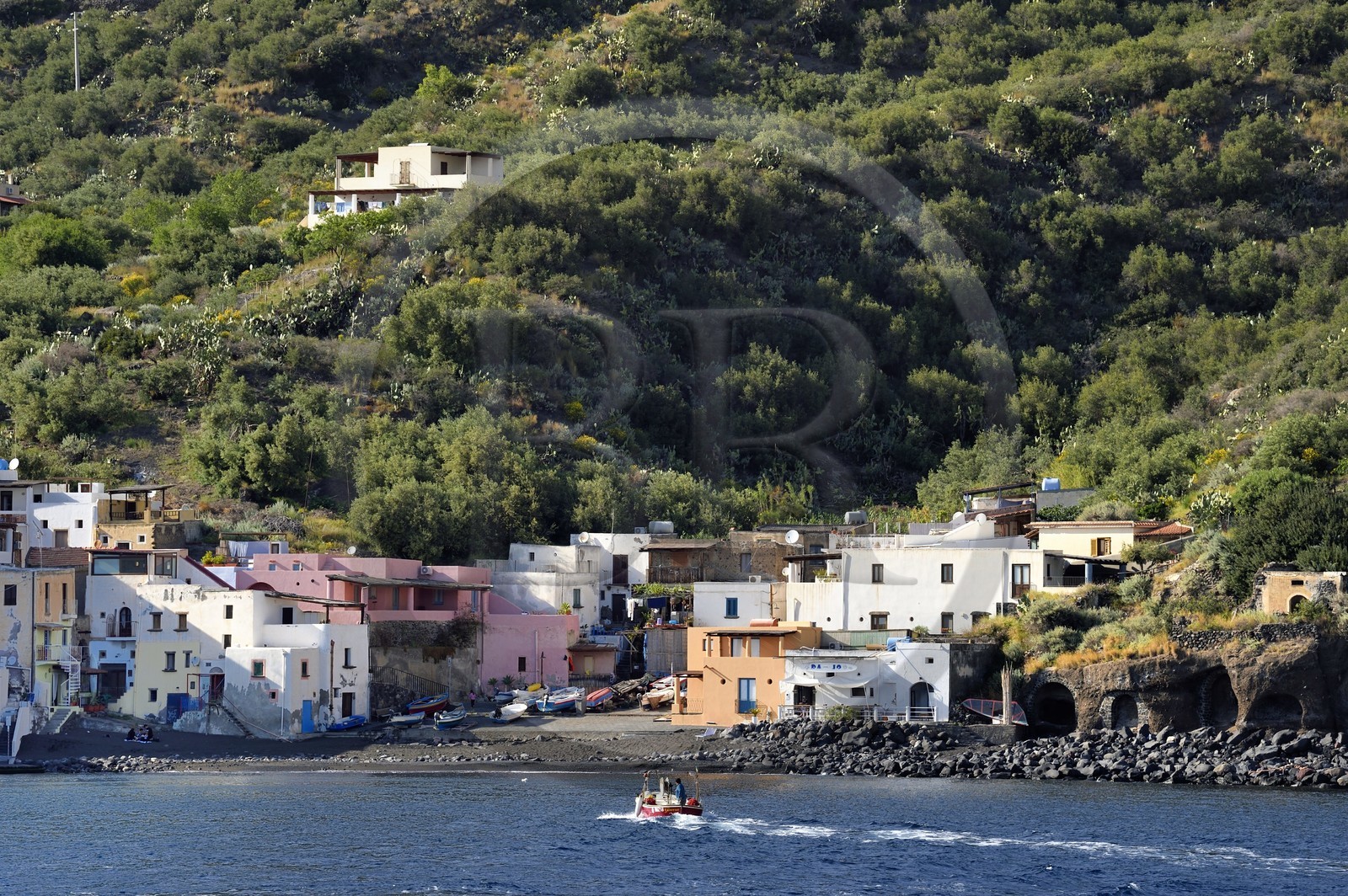 Italie, Sicile, iles Eoliennes, classées Patrimoine Mondial de l'UNESCO, Ile de Salina, pêcheur dans son bateau rentrant au port de Rinella Italie, Sicile, iles Eoliennes, classées Patrimoine Mondial de l'UNESCO, Ile de Salina, pêcheur dans son bateau rentrant au port de Rinella