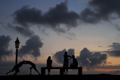 Sri Lanka, Province du Sud, Fort de Galle, classé Patrimoine Mondial de l'UNESCO, famille sur les remparts au coucher de soleil