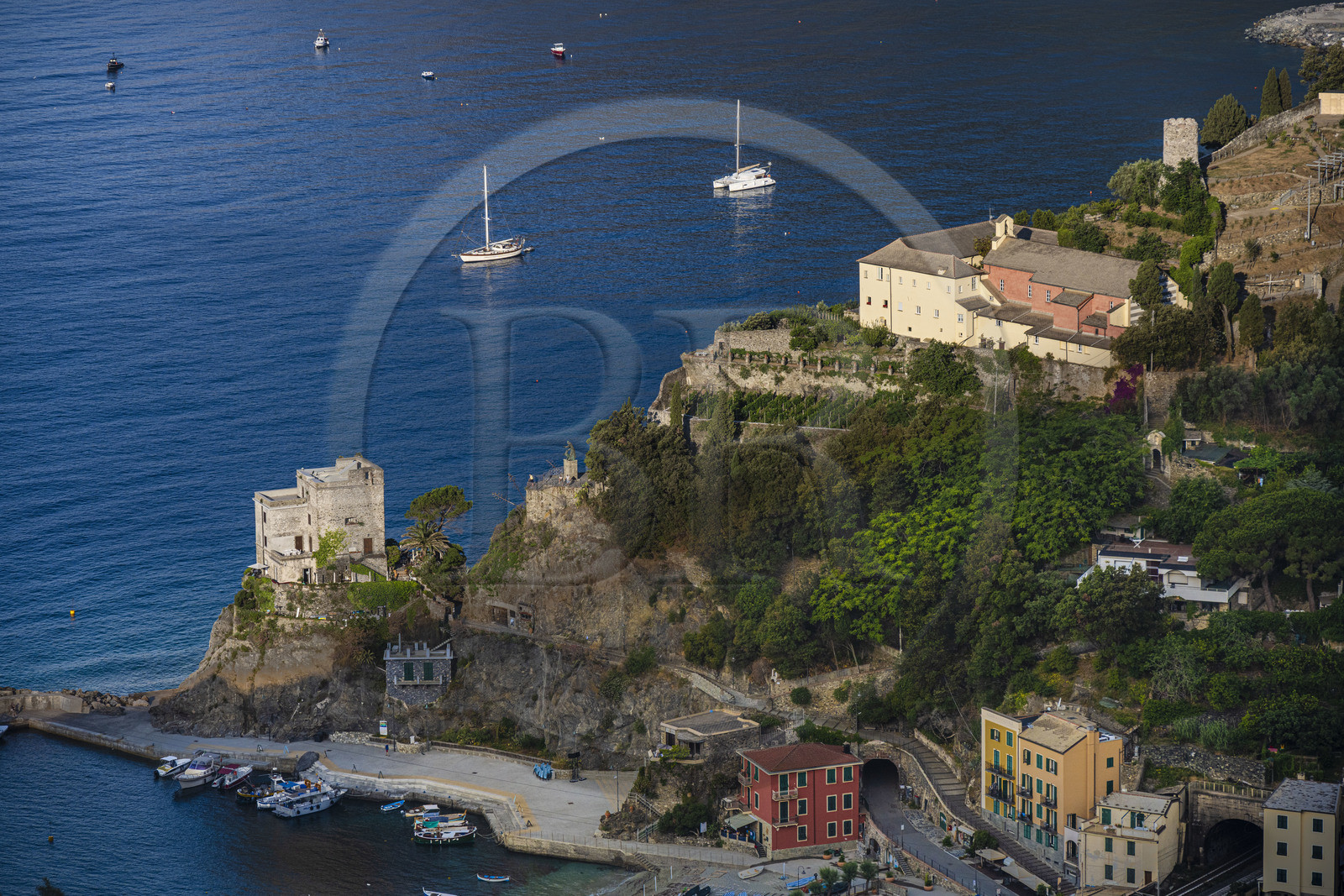 Italie, Ligurie, Cinque Terre, parc national des Cinque Terre classé Patrimoine Mondial de l'UNESCO, village de Monterosso al Mare, la Tour Aurora du XVIème siècle sous les ruines du chateau et le monastère