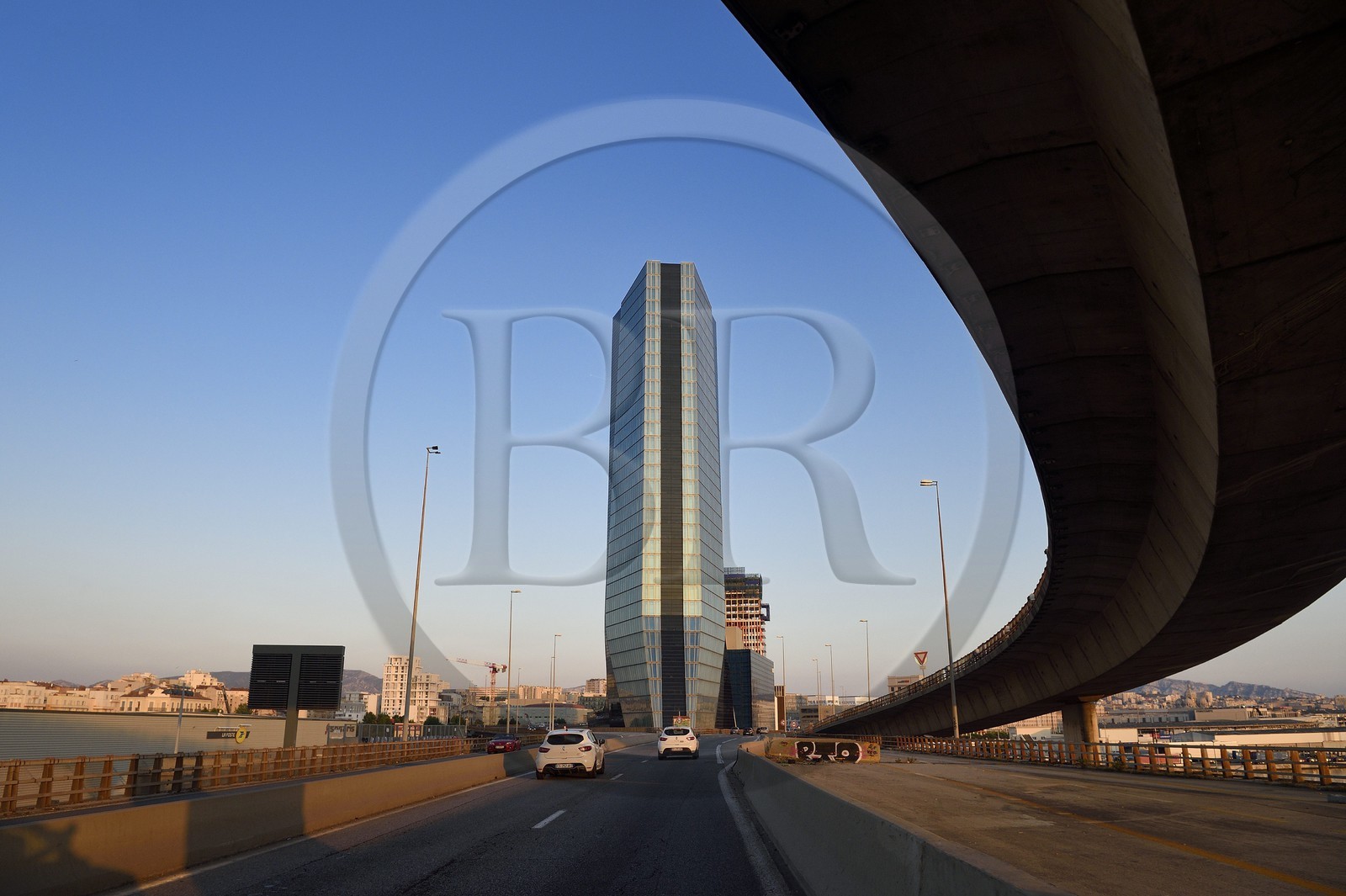 France, Bouches-du-Rhône (13), Marseille, Zone Euroméditerranée, l'autoroute du Littoral A55 au pied de la tour CMA CGM de l'architecte Zaha Hadid