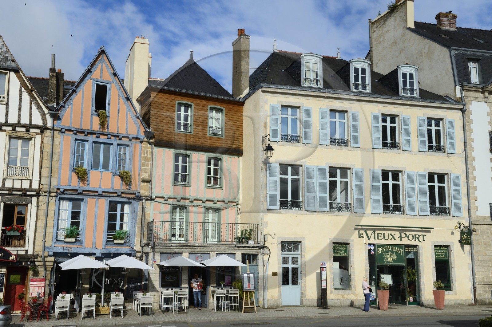 France, Morbihan (56), Golfe du Morbihan, Vannes, le quai Eric Tabarly sur la rive droite du port de plaisance, terrasse d'un bar restaurant et maisons à colombages