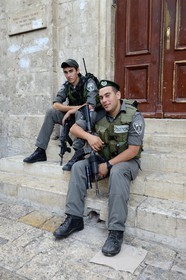 Israel, Jérusalem, ville sainte, vieille-ville classée Patrimoine Mondial de l'UNESCO, patrouille militaire dans le quartier musulman
