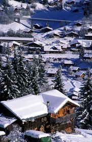 Suisse, région de Bern (Oberland Bernois), Saanenland, ferme sur l'Eggli et village de Gstaad
