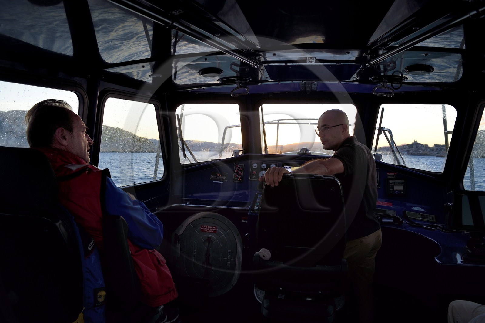 France, Bouches-du-Rhône (13), Marseille, le Pilote maritime de la Station de Pilotage de Marseille-Fos et Président du Club de la Croisière Marseille Provence Jean-François Suhas, à bord d'une pilotine