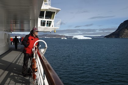 Groenland, cote ouest, baie de Disko, detroit d'Ataa, le bateau de croisière MS Fram de la compagnie Hurtigruten progresse vers le glacier Eqip Sermia (glacier Eqi)