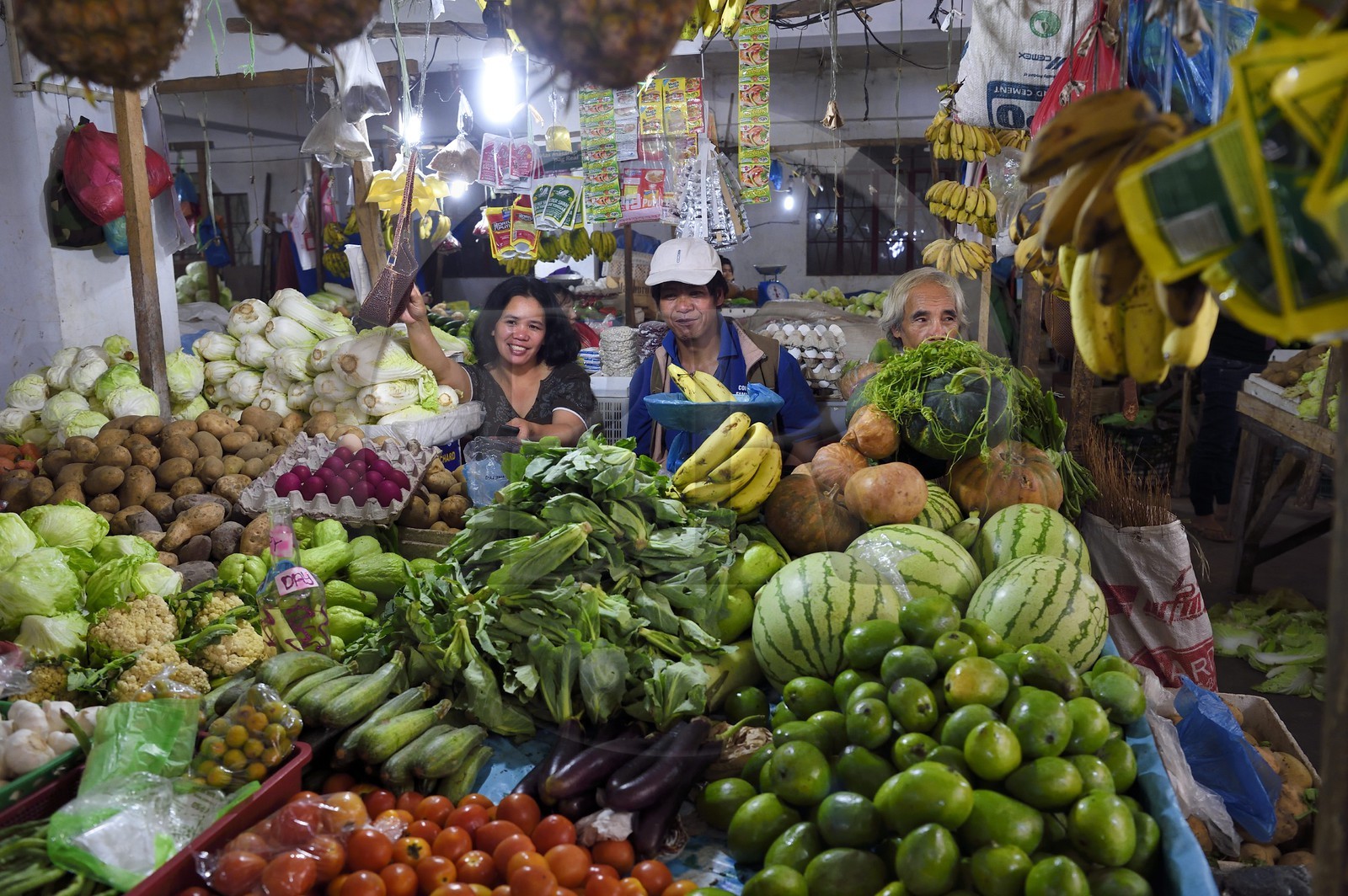 Philippines, province d'Ifugao, étal de fruits et légumes dans le marché de la ville de Banaue