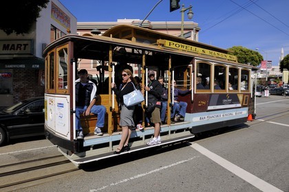 Etats-Unis, Californie, San Francisco, Cable car à l'angle de Columbus avenue et Lombard street dans le quartier de North Beach