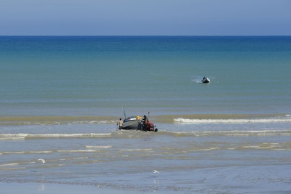 France, Seine-Maritime (76), Veules-les-Roses, départ à la pêche à bord du bateau La Pomme tiré par un tracteur sur la plage