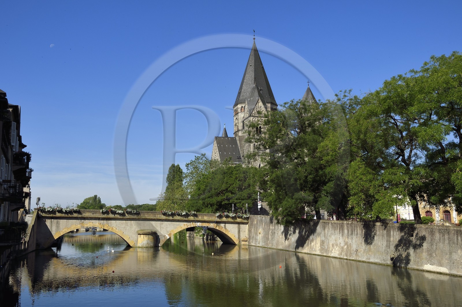France, Moselle (57), Metz, Ile du Petit-Saulcy, le temple neuf ou église des allemands de culte protestant reformé et le Pont des Roches sur la Moselle canalisée