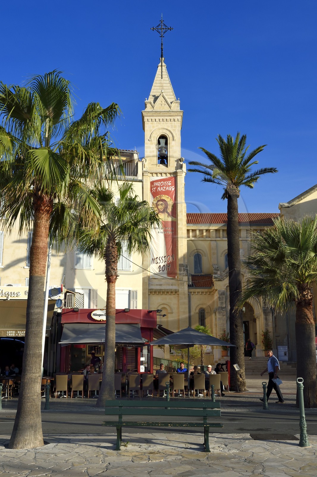 France, Var (83), Sanary-sur-Mer, l'église Saint-Nazaire sur le port