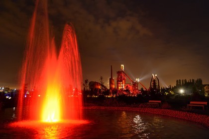 France, Moselle (57), Vallée de la Fensch, usine sidérurgique d'Uckange, Parc du Haut-fourneau U4 mise en lumière Tous Les Soleils par l'artiste plasticien (C) Claude Lévêque, jet d'eau dans un bassin du Jardin des Traces