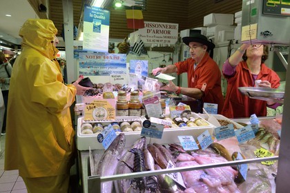France, Finistère (29), le marché couvert, l'étal du poissonnier