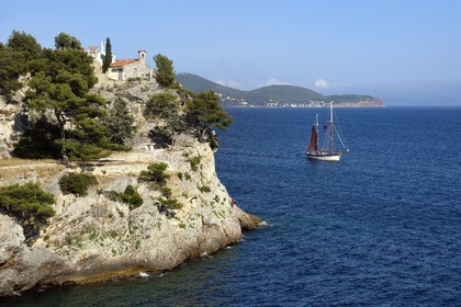 France, Var (83), la rade de Toulon, cap Brun, Statue de la Vierge Marie au sommet de la chapelle Notre Dame du Cap Falcon et le voilier Jld'a